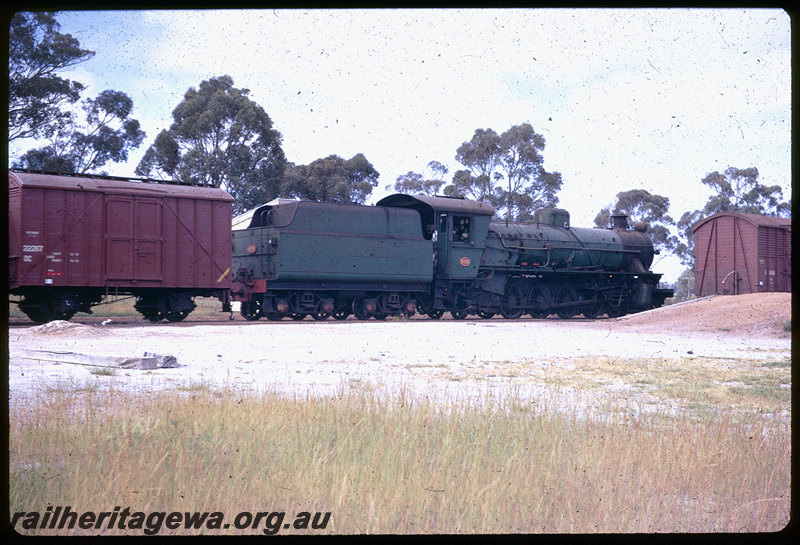 T06377
W Class 906, goods train, DC Class 22287, loading ramp, unknown location, DK line
