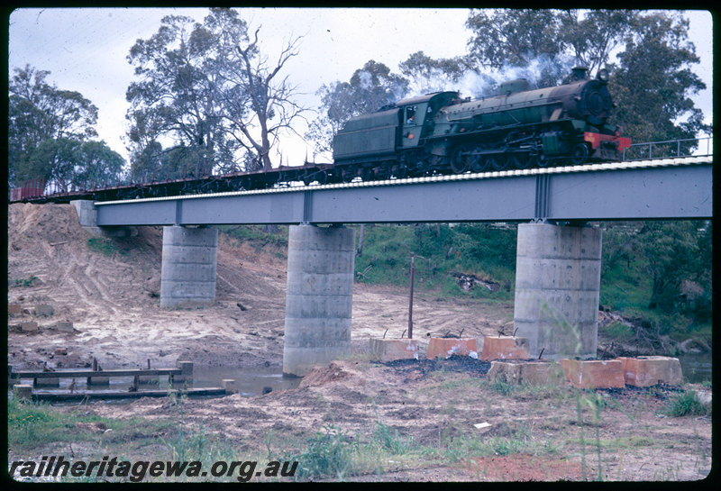 T06404
W Class 945, goods train, Preston River Bridge, steel girder, concrete pylons, foundations for original timber trestle in foreground, Boyanup, PP line
