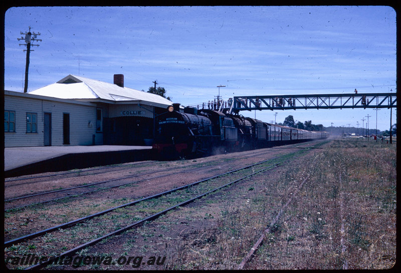 T06419
W Class 943 and V class 1217, ARHS tour train arriving at Collie, station nameboard, station building, footbridge, BN line
