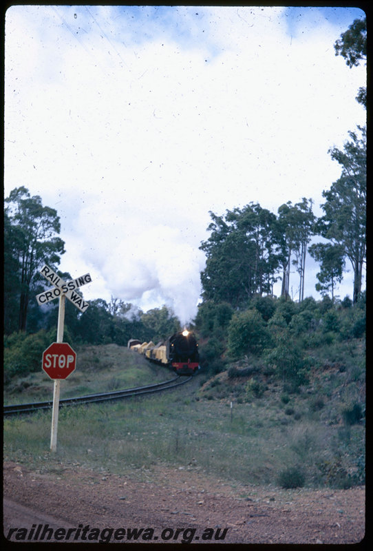 T06542
V Class 1206, goods train, between Moorhead and Brunswick Junction , level crossing, sign, BN line
