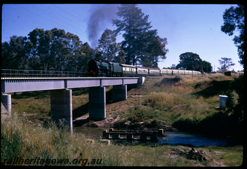 T06625
V Class 1220, ARHS 75th tour train returning from Donnybrook, Preston River Bridge, steel girder, concrete pylons, Boyanup, PP line, 2 of 3
