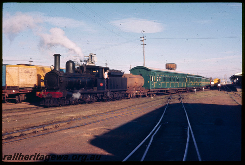 T06695
G Class 233, shunting Vintage Train consist, Bunbury, station building, SWR line
