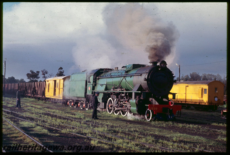 T06705
V Class 1220, locomotive and brakevan preparing to head to Brunswick Junction for the ARHS 