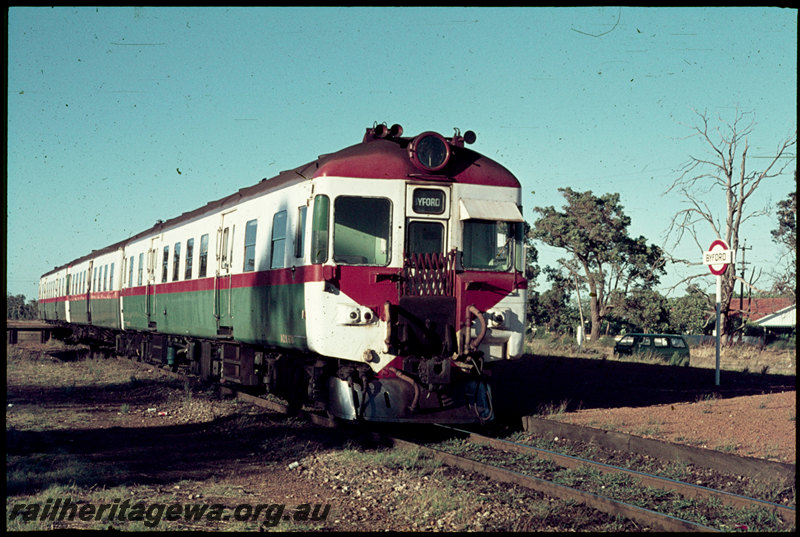 T07124
ADX Class 670 with stainless steel cowcatcher, ADA/ADX Class railcar set, suburban passenger service, Byford, low level platform, station nameboard, loading ramp, SWR line
