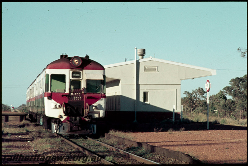 T07125
ADX Class 670 with stainless steel cowcatcher, ADA/ADX Class railcar set, suburban passenger service, Byford, station building, low level platform, station nameboard, loading ramp, SWR line

