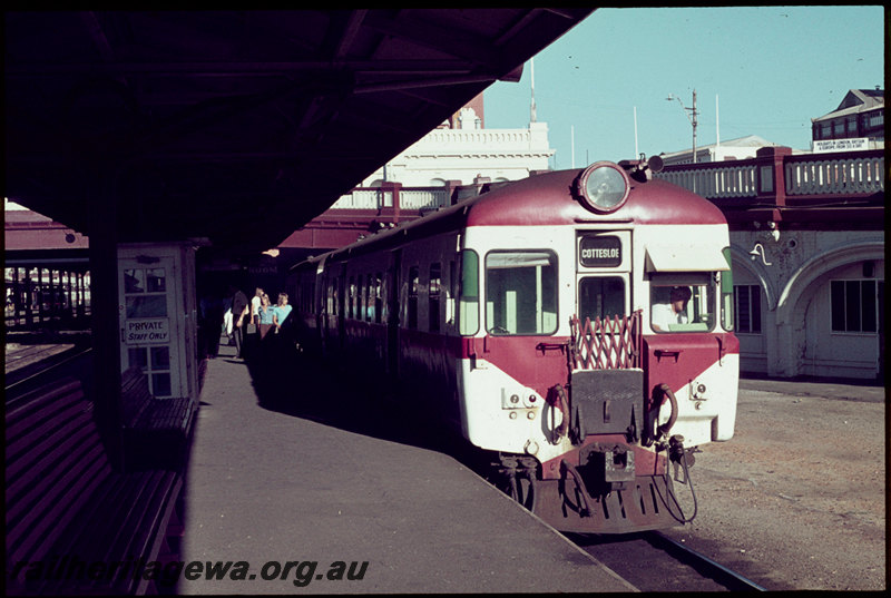 T07134
ADX/ADA Class railcar set, Up suburban passenger service to Cottesloe, Platform 1 dock platform, City Station, Perth, Horseshoe Bridge, platform, canopy, ER line
