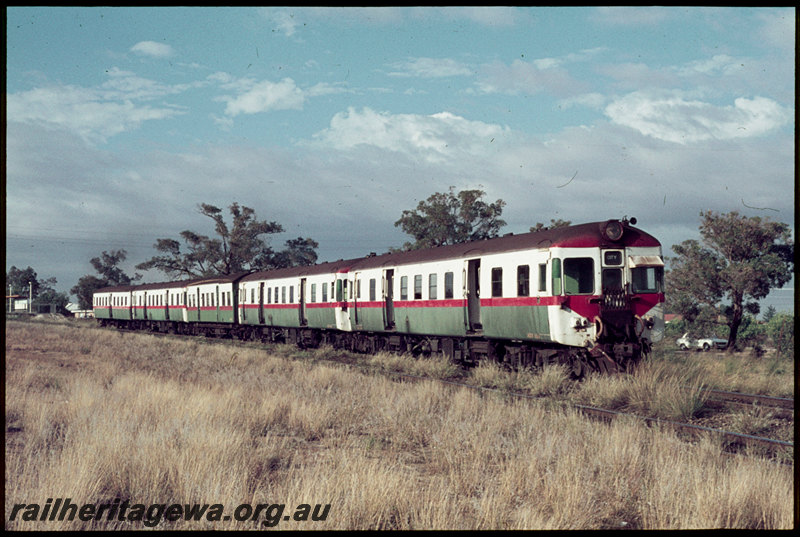 T07140
ADX Class 664 with ADX/AYE/ADX/ADA Class railcar set, Up suburban passenger service, Challis, platform, shelter, SWR line
