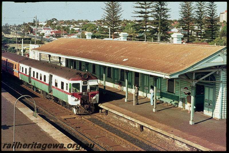 T07208
ADX Class 670 with stainless steel cowcatcher, ADA/ADX Class railcar set, Up suburban passenger service, Cottesloe, station building, platform, station nameboard, note stainless steel cowcatcher on ADX railcar, ER line
