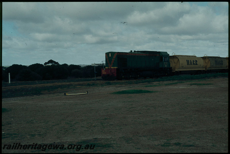 T07422
AB Class 1532, grain train, XW Class grain wagons, Tandagin, station nameboard, NKM line
