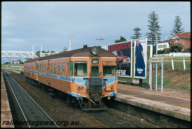 T07425
ADA Class 758 trailer with ADG Class railcar, Down suburban set, Mosman Park, platform, footbridge, station nameboard, ER line
