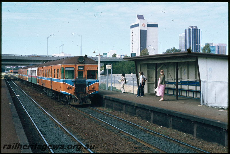 T07430
ADG Class 608 with ADA/ADG/ADA Class railcar set, Up suburban passenger service, West Perth, platform, shelter, station nameboard, ER line
