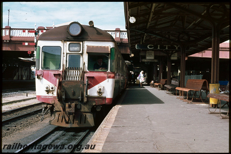 T07432
ADG/ADA Class railcar set, Up suburban passenger service, City Station, Perth, station nameboard, platform, canopy, semaphore bracket signal, Horseshoe Bridge, ER line
