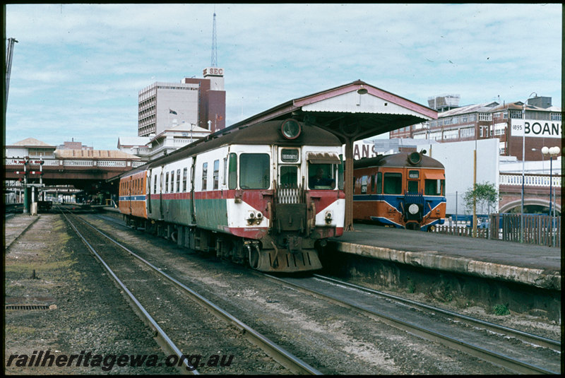 T07433
ADG/ADA Class railcar set, Up suburban passenger service departing Platform 2, ADG Class railcar in Platform 1 dock, City Station, Perth, platform, canopy, semaphore bracket signal, Horseshoe Bridge, ER line

