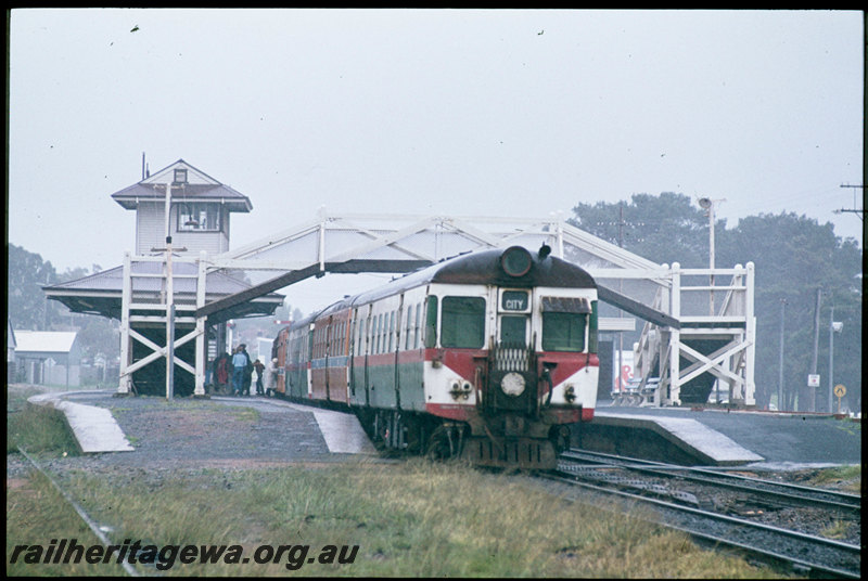 T07436
ADA/ADG/AYE/ADG/ADA/ADG Class railcar set, Down suburban passenger service, Subiaco, signal cabin, station buildings, footbridge, platforms, ER line
