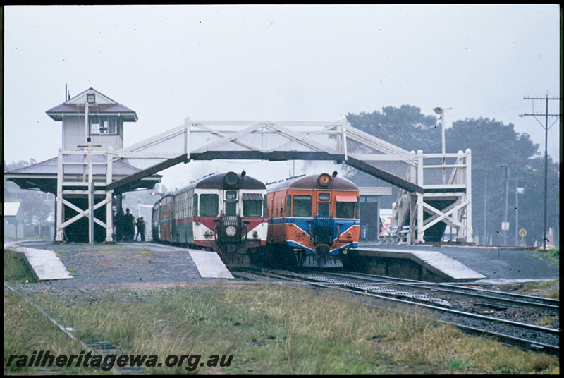 T07437
ADA/ADG/AYE/ADG/ADA/ADG Class railcar set, Down suburban passenger service, ADG/ADA/ADG/ADA Class railcar set, Up suburban passenger service, Subiaco, signal cabin, station buildings, footbridge, platforms, ER line
