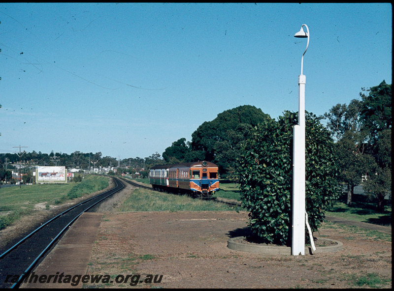 T07446
ADA/ADG Class railcar set, Down suburban set, arriving at Daglish, platform, ER line

