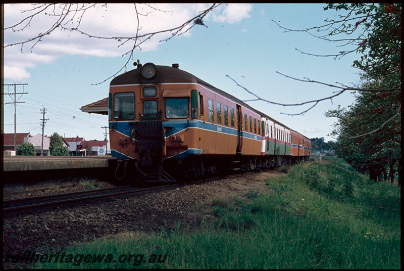 T07452
ADA Class 762 trailer with ADG/ADA/ADG Class railcar set, Down suburban passenger service, Daglish, platform, ER line
