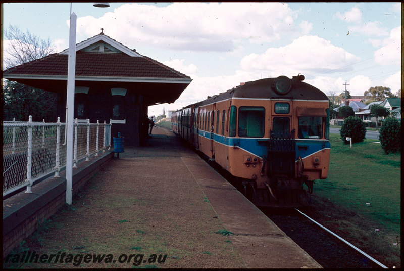 T07453
ADX/AYE/ADX/ADA Class railcar set, Up suburban passenger service, Daglish, platform, station building, pedestrian underpass, ER line
