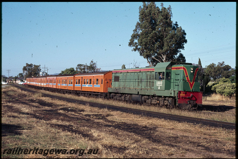 T07530
A Class 1503, Down suburban passenger service, Stokely, Albany Highway level crossing, SWR line
