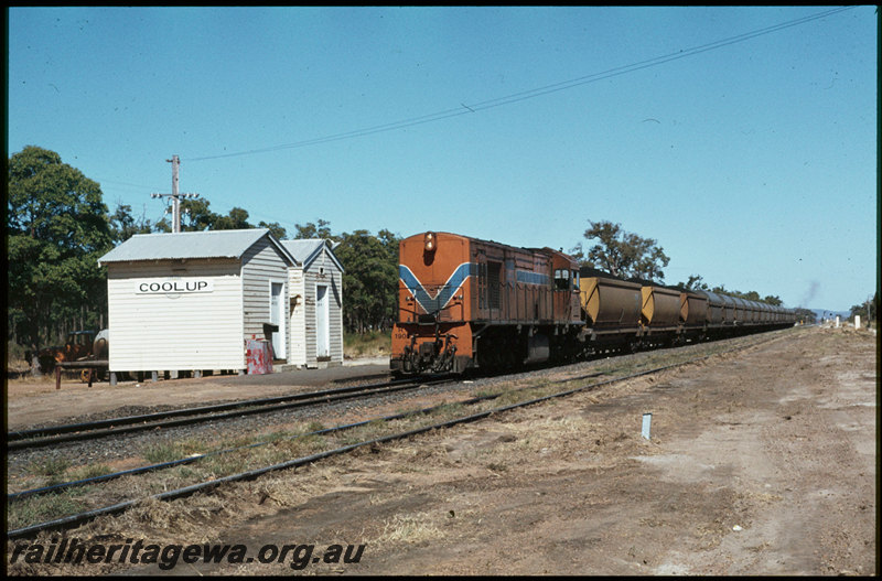 T07565
R Class 1905, Up loaded coal train, XG Class coal wagons, XN Class wagons nickel wagons converted to haul coal, Coolup, staff cabin, station nameboard, SWR line
