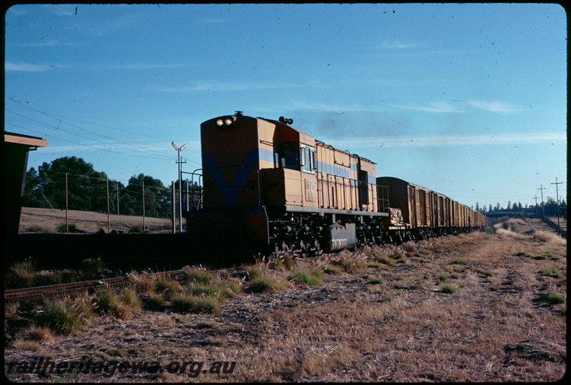 T07584
RA Class 1908, first iteration of the Westrail livery, without white stripe, Down goods train, Grant Street, station shelter, ER line
