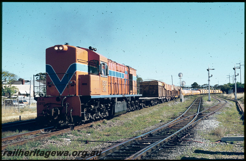T07590
RA Class 1910, Down goods train, Cottesloe, Jarrad Street level crossing, passing loop on freight line between Leighton Yard and Cottesloe on the right, searchlight signal, semaphore signals, footbridge, ER line
