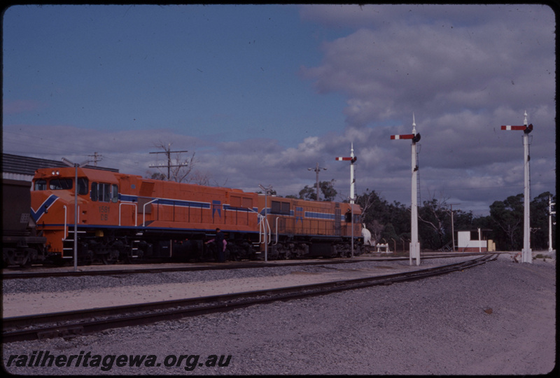 T07603
D Class 1562, DB Class 1581, brand new with no anti-reflective black paint on top of nose, empty bauxite train, sound end of Kwinana Yard, semaphore signals
