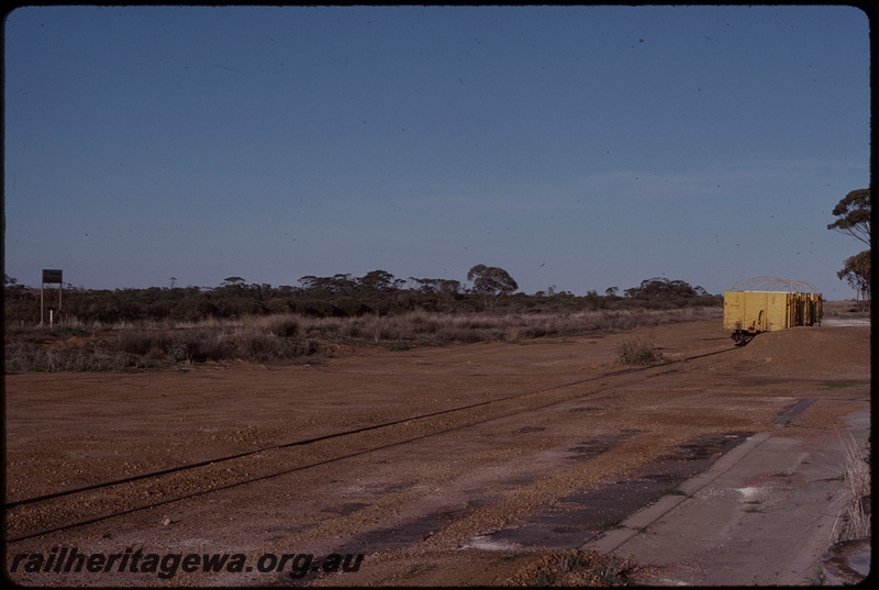 T07616
Station nameboard, loading ramp, GE Class wagons, Pantapin, YB line
