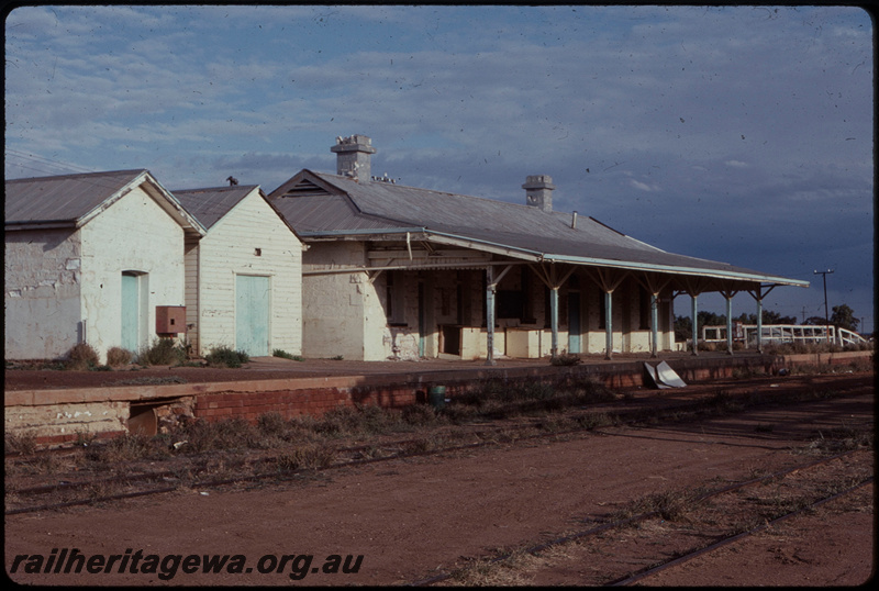 T07633
Mount Magnet station building, brick and stone platform face, NR line
