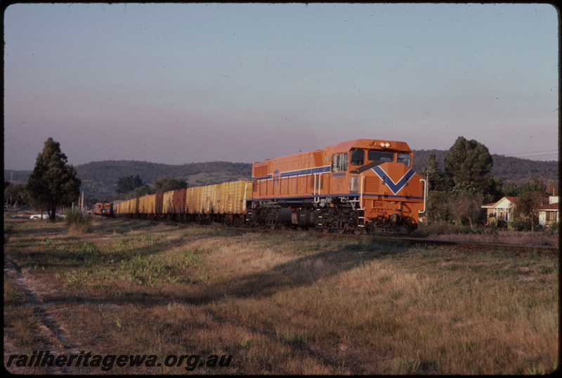 T07657
DB Class 1562, Down empty coal train, Challis, platform, station shelter, SWR line
