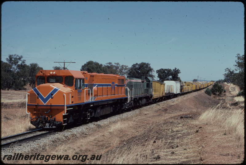 T07662
DB Class 1581, brand new with no anti-reflective black on top of nose, A Class 1508, dead attached, Down goods train, near Muresk, GSR line
