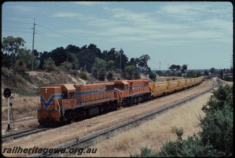 T07664
DA Class 1574, DB Class 1585, Up loaded grain train, Worsley Alumina XG Class coal wagons used for grain traffic, running wrong line, Shenton Park, searchlight signals, ER line
