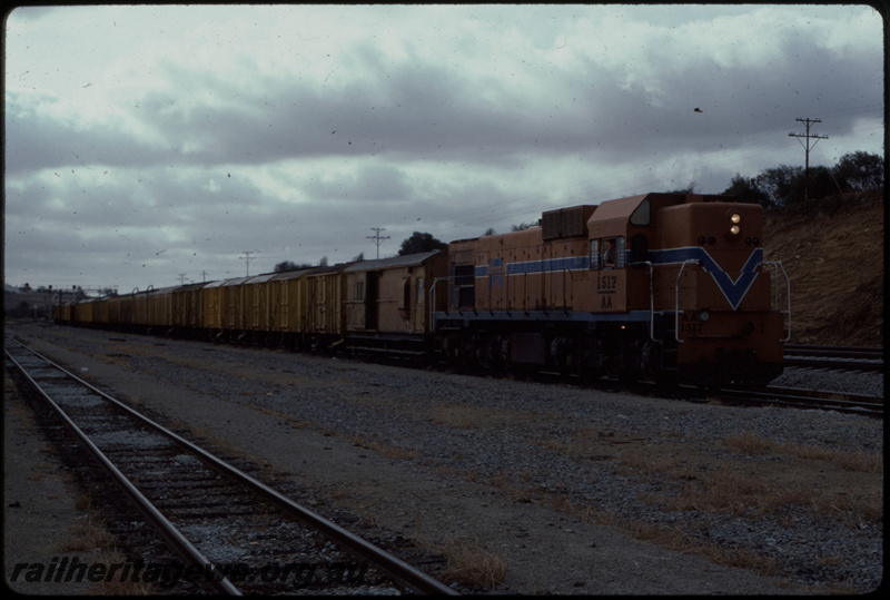 T07685
AA Class 1517, empty grain train just arrived from Avon Yard, preparing to run around train to head up the Miling Line, Toodyay West, ER line
