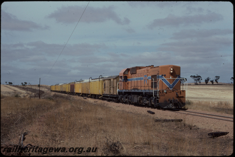 T07689
AA Class 1517, Down empty grain train, near Bolgart, CM line
