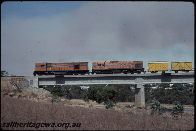 T07695
RA Class 1913, A Class 1512, dead attached, Up loaded grain train, crossing Avon River Bridge, concrete, Northam, GSR line
