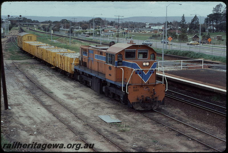 T07770
MA Class 1861, Up shunt train to Bradys Plaster Works, Bassendean, platform, cantilevered searchlight signals, ER line
