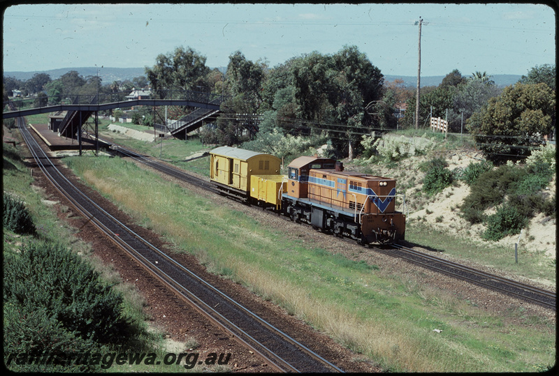 T07776
MA Class 1861, Up shunt train to Bradys Plaster Works, Success Hill, platform, footbridge, ER line

