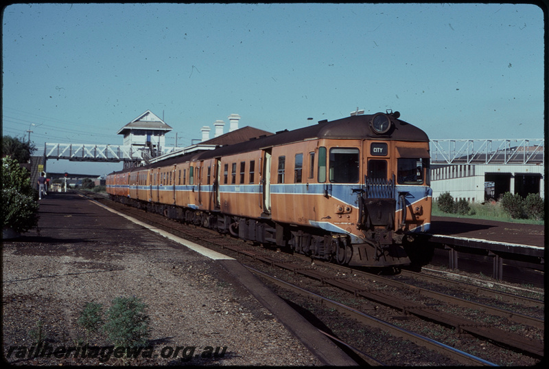 T07793
ADH Class 652 with ADG/ADA/ADG/ADA Class railcar set, Up suburban passenger service, Claisebrook, platform, footbridge, signal cabin, ER line
