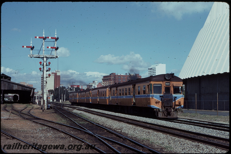 T07798
ADH/ADA/ADG/ADA Class railcar set, Up suburban passenger service, between City and West Perth, Perth carriage shed, bracket semaphore signal, ER line
