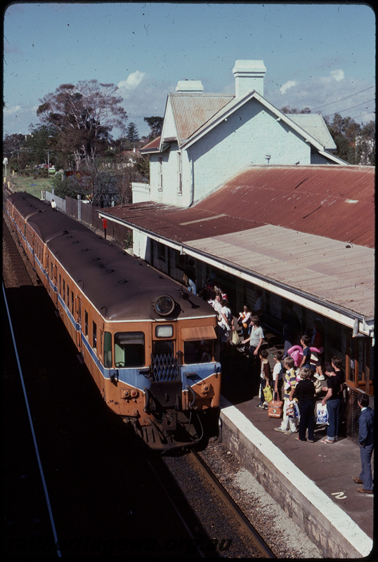 T07801
ADX/ADA/ADX/ADA Class railcar set, Up suburban passenger service, Claremont, station building, ER line
