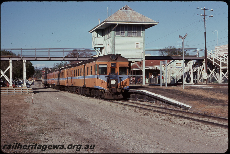 T07807
ADH/ADA/ADG/ADA Class railcar set, Down Show Special, Claremont, footbridge, platform, station buildings, signal cabin, ER line

