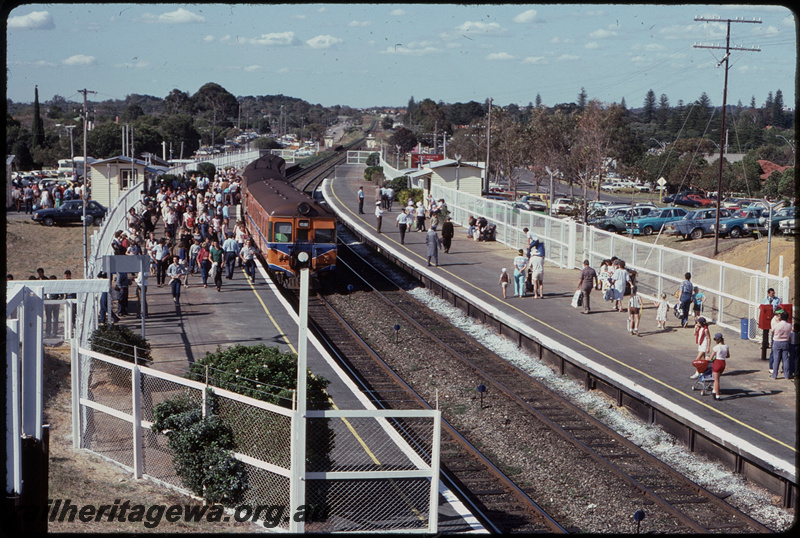 T07814
ADA/ADG/ADG/ADG Class railcar set, Down suburban passenger service, Showgrounds, platform, station shelters, ER line
