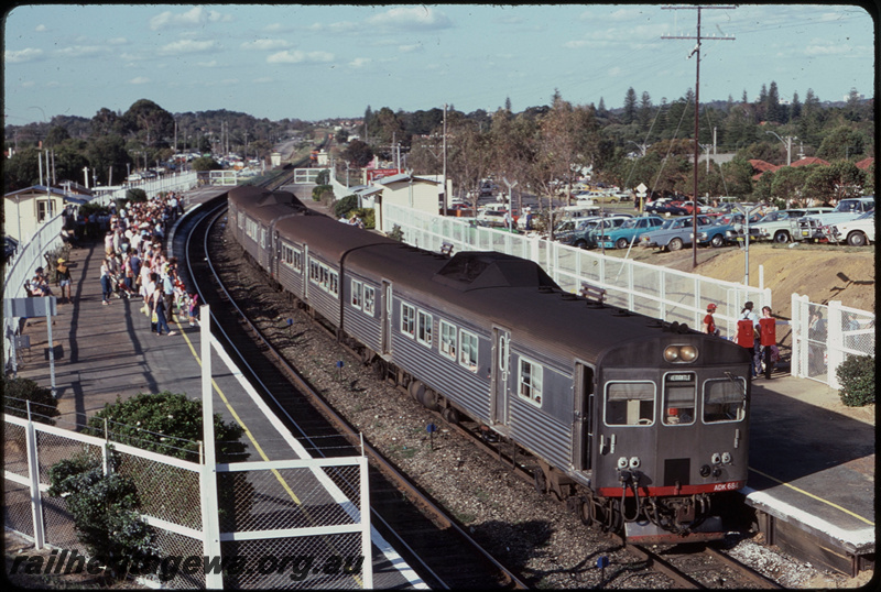 T07818
ADK Class 684 with ADB/ADK/ADB Class railcar set, Up suburban passenger service, Showgrounds, platform, station shelters, ER line
