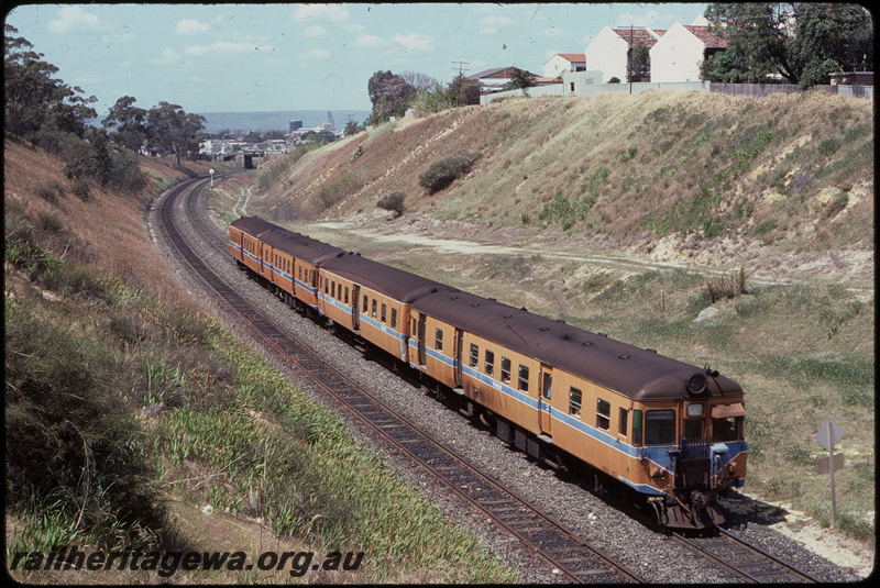 T07822
ADG Class 607 with ADA/ADG/ADA Class railcar set, Up suburban passenger service, between West Perth and West Leederville, ER line
