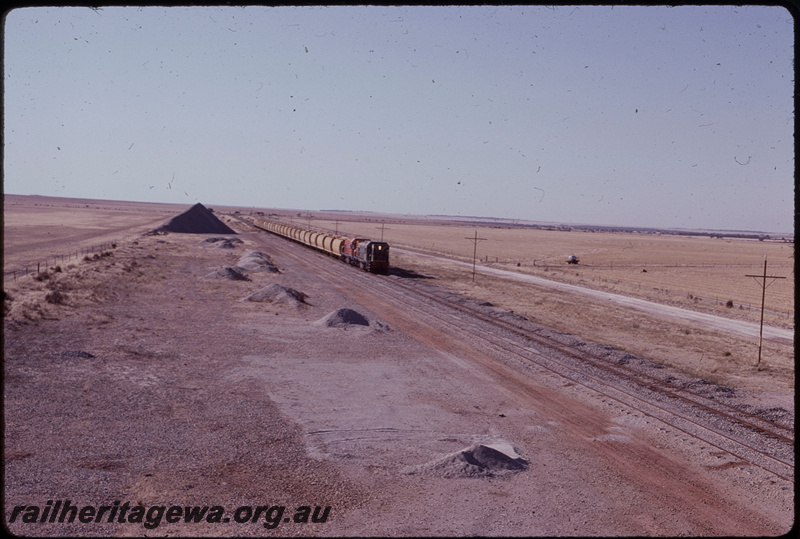 T07833
AB Class 1531, AB Class 1534, Up loaded grain train, Ejanding, ballast siding, KBR line
