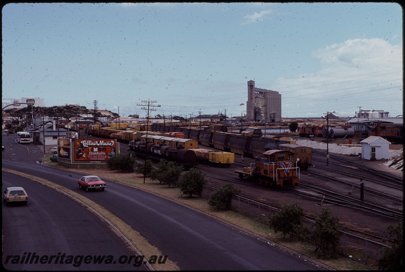 T07851
TA Class 1812, shunting, Bunbury Yard, station building, grain silos, SWR line
