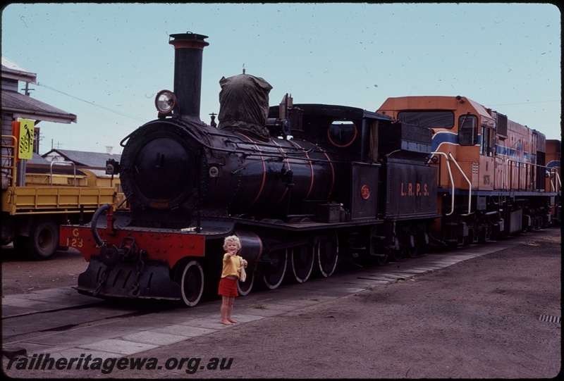 T07854
G Class 123, N Class 1875, Bunbury loco depot
