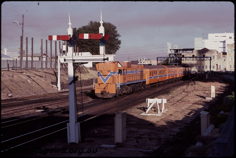T07881
A Class 1514, Up suburban passenger service, arriving at City Station, Perth, semaphore bracket signal, searchlight gantry signals, buffer stop, ER line
