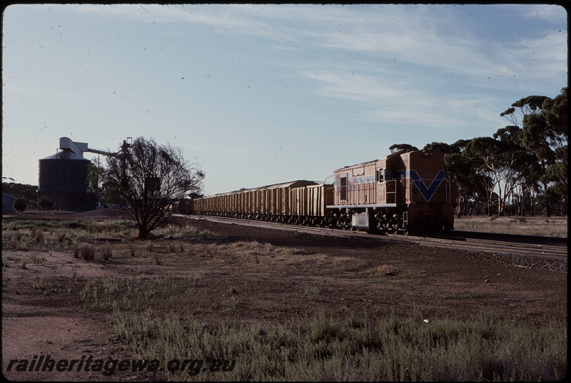 T07907
RA Class 1908, Down goods train, waiting to exchange locos with the Up train, Mount Kokeby, CBH silos, GSR line
