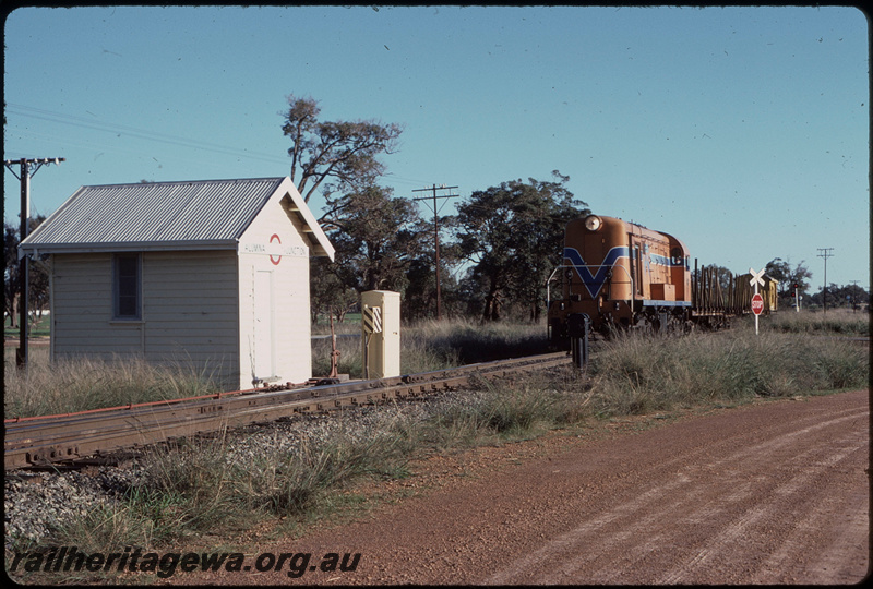 T07945
F Class 43, Down goods train, Alumina Junction, staff cabin, switchlock, point lever, level crossing sign, PN line
